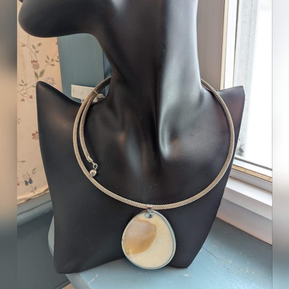 Shell Necklace NWT Silvertone Circular Choker with Pendant Beach Ocean Resort